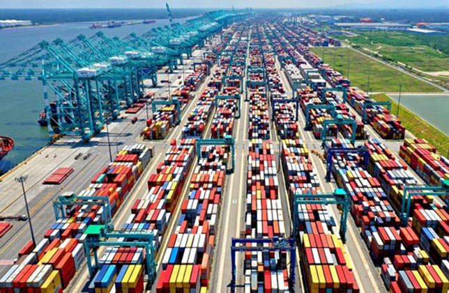 Terminales portuarios globales incrementarían un 4,7% la movilización de contenedores en 2024